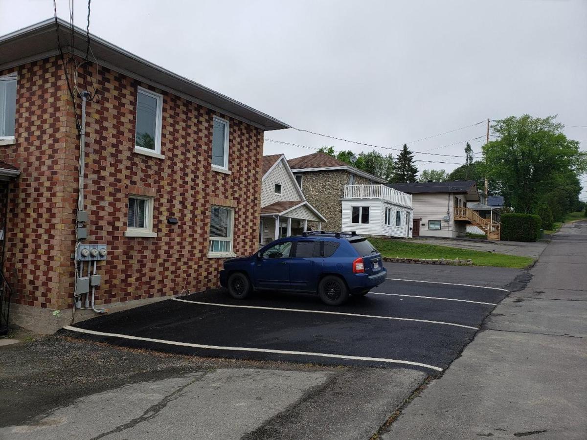 Apartament Lower Level Apt 6Ft High Close To Hwy Netflix Wifi Edmundston Zewnętrze zdjęcie